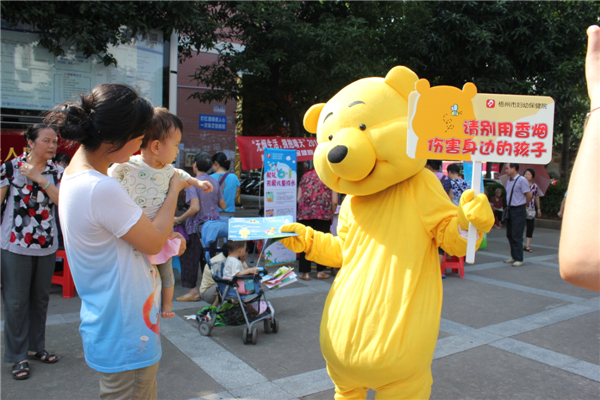 5月29日，梧州市婦幼保健院到潘塘公園參與衛(wèi)生系統(tǒng)開(kāi)展的世界無(wú)煙日宣傳活動(dòng)，該院醫(yī)務(wù)人員扮成可愛(ài)的卡通造型，呼吁市民為孩