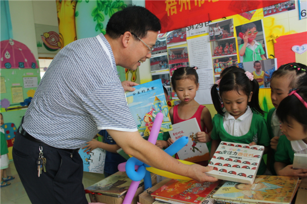 梧州市總工會(huì)黨組書記、常務(wù)副主席朱明勝在梧州市總工會(huì)到梧州高新區(qū)雙語實(shí)驗(yàn)學(xué)校開展關(guān)愛農(nóng)民工留守活動(dòng)中為孩子們送上學(xué)習(xí)用具