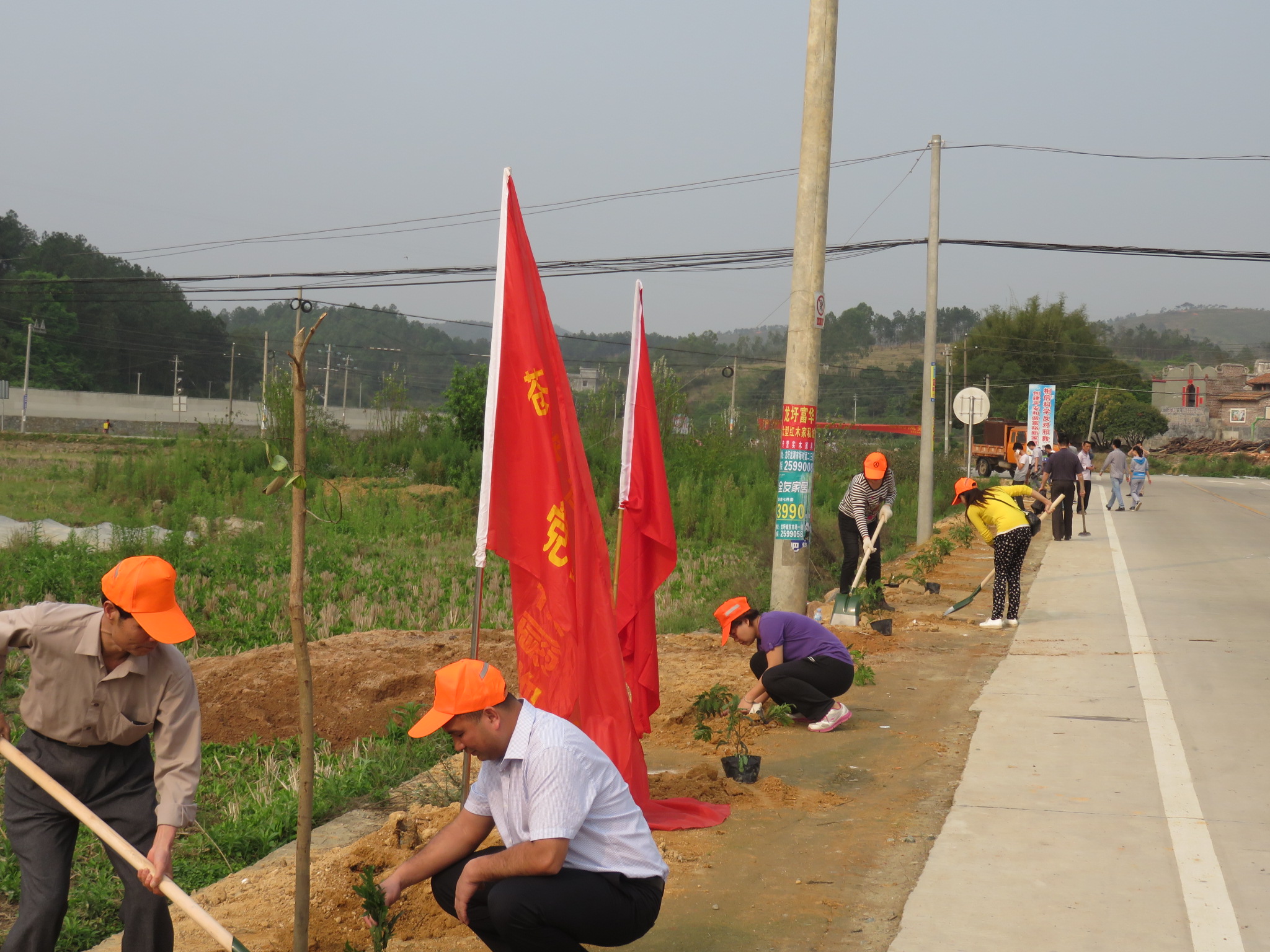 3月19日，龍圩區(qū)人民政府麥用潤(rùn)副區(qū)長(zhǎng)、大坡鎮(zhèn)政府鐘柱海書記、桂東公路管理局陳志武書記、蒼梧公路管理局樂(lè)金梅局長(zhǎng)等領(lǐng)導(dǎo)與