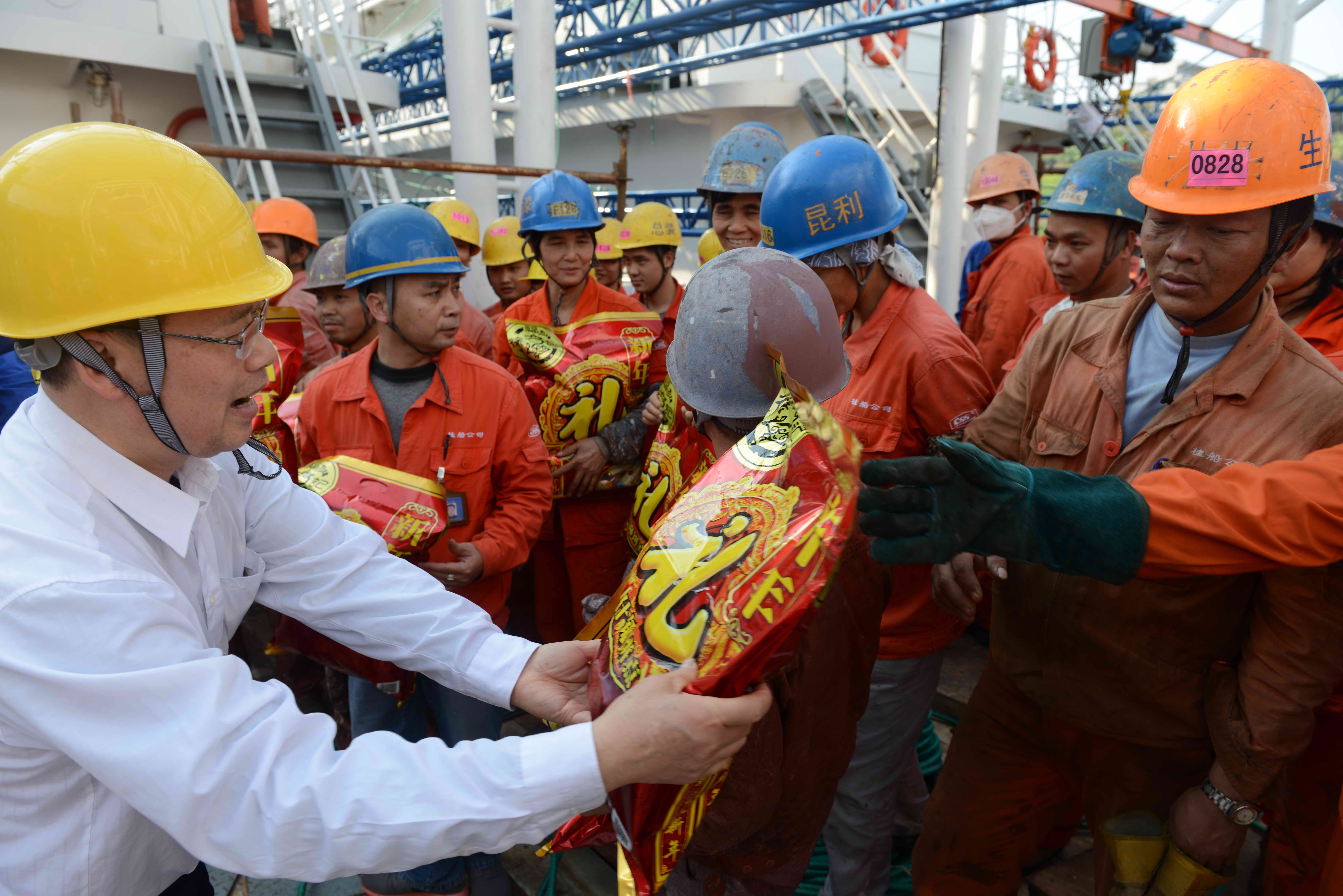 梧州市總工會(huì)黨組書(shū)記、常務(wù)副主席朱明勝為一線職工贈(zèng)送新春禮包.jpg