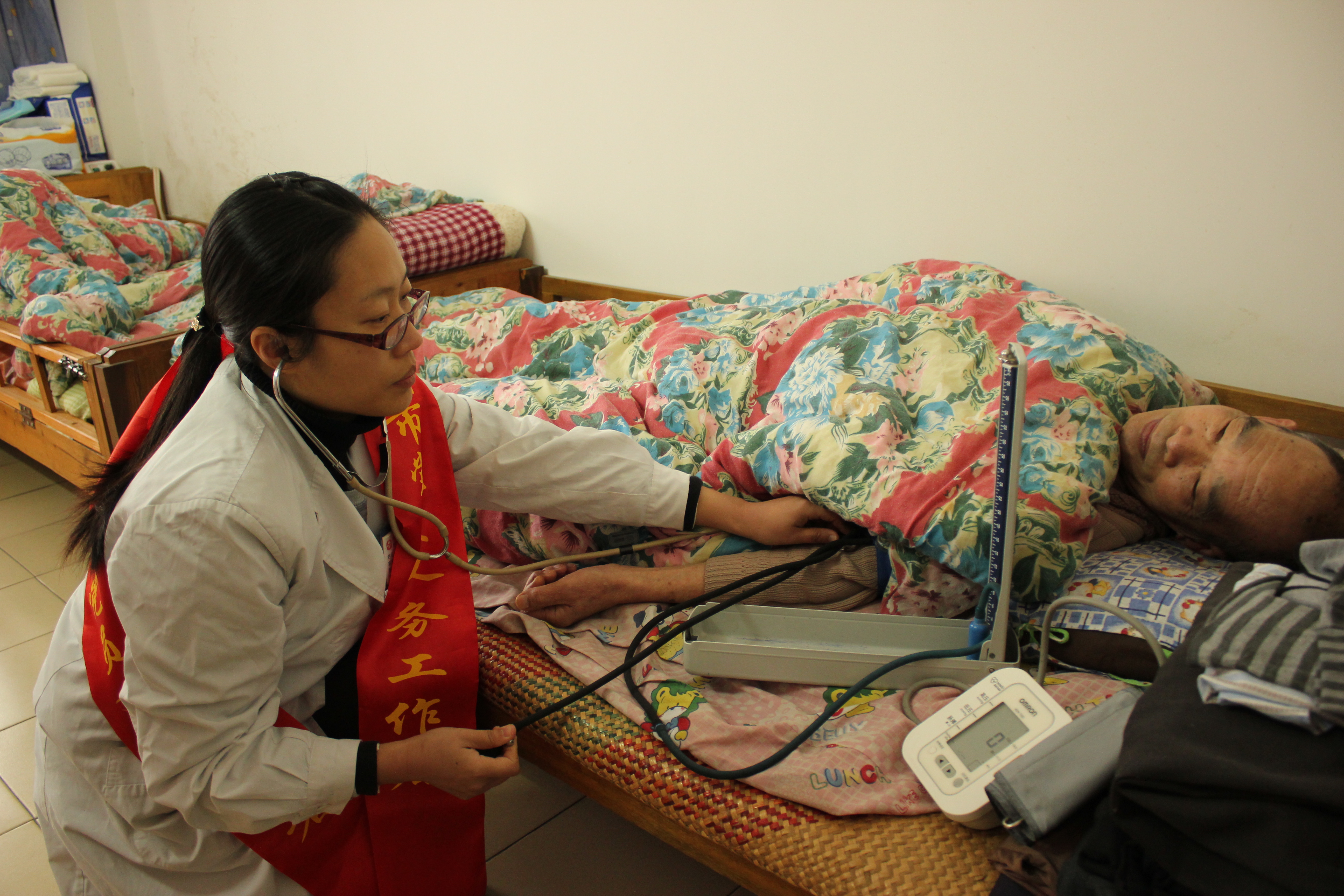 市婦幼保健院聯(lián)合開展“弘揚(yáng)雷鋒精神，愛心服務(wù)社區(qū)”志愿服務(wù)活動(dòng)