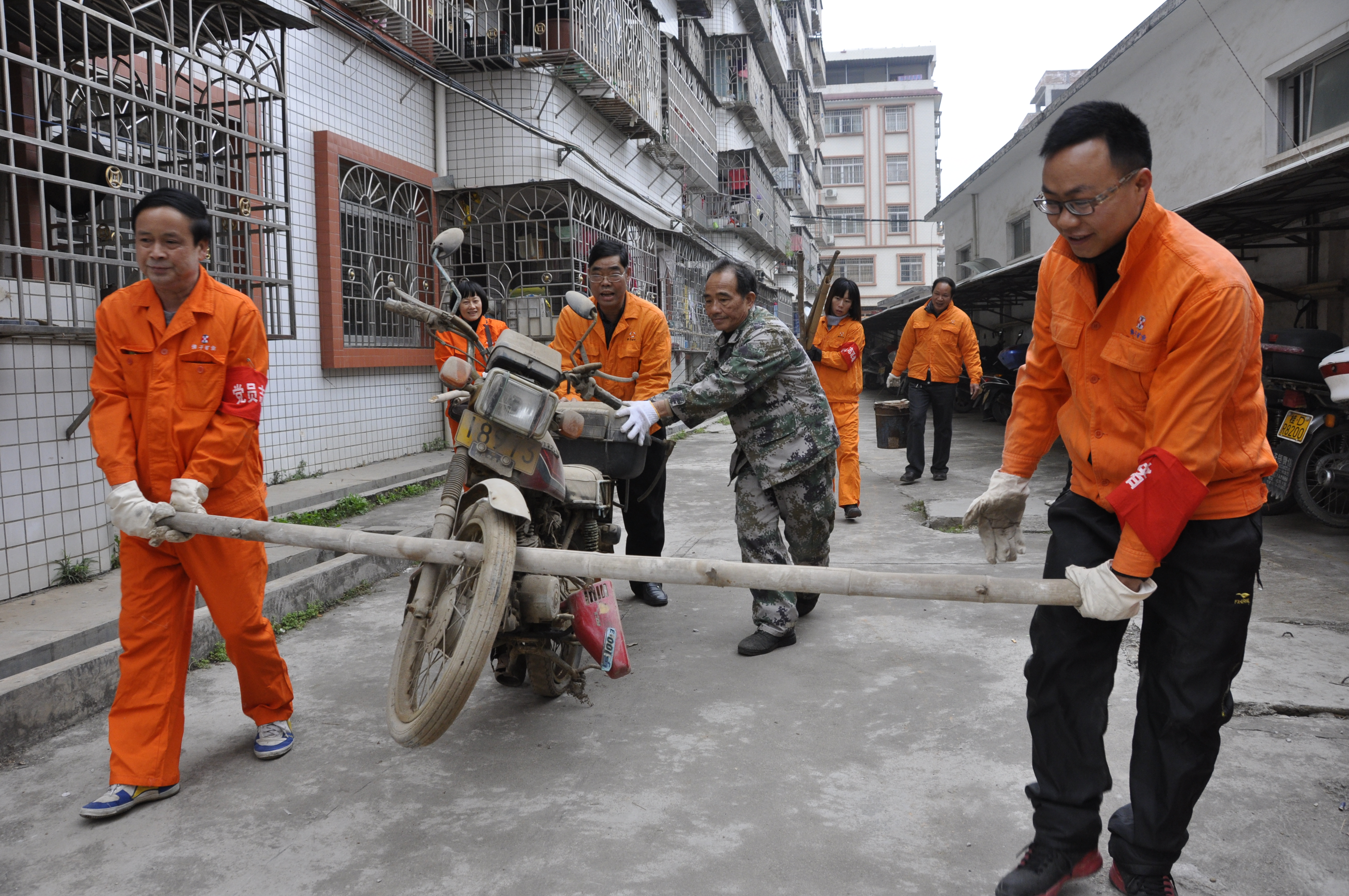 佛子公司開展清理廢舊摩托車、自行車、生活垃圾志愿者服務(wù)活動