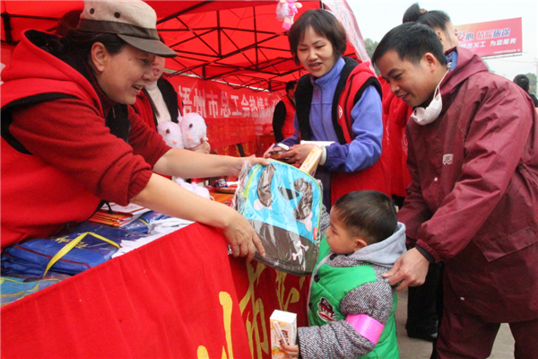 市總工會黨員義工為返鄉(xiāng)務(wù)工的小孩送上書包