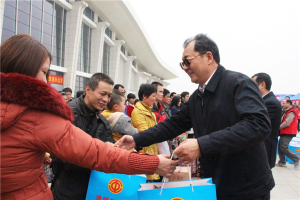 自治區(qū)人大常委會(huì)副主任、總工會(huì)主席王躍飛為返鄉(xiāng)農(nóng)民工贈(zèng)送新春大禮包.jpg