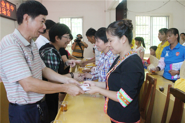 市縣鎮(zhèn)領(lǐng)導(dǎo)班子為六堡茶行業(yè)新入會(huì)農(nóng)民工頒發(fā)工會(huì)會(huì)員證.jpg