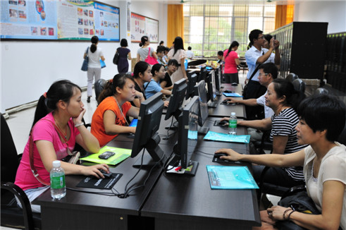 職工們在讀書日里到市總職工書屋閱讀圖書