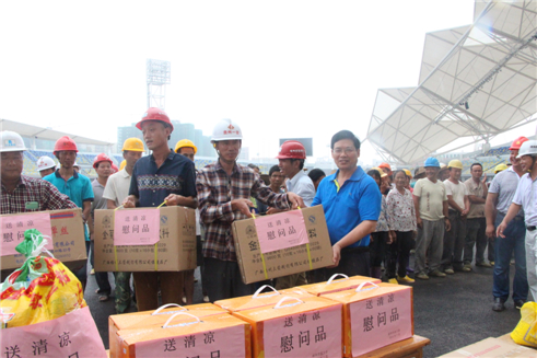 市總工會黨組書記、常務(wù)副主席為在建體育場農(nóng)民工送清涼