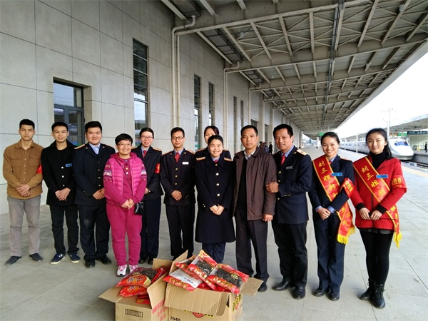 梧州市總工會(huì)副主席唐彤、李燦培一行慰問(wèn)梧州火車南站職工