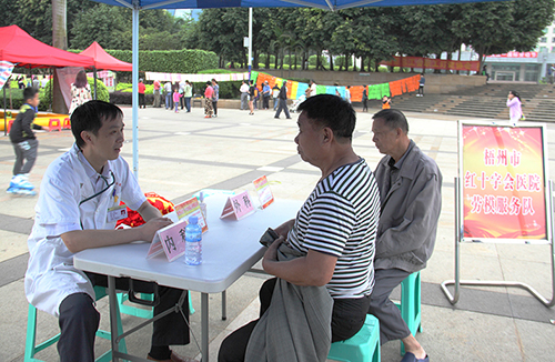 五一廣場(chǎng)活動(dòng)醫(yī)療系統(tǒng)勞模服務(wù)隊(duì)免費(fèi)義診.jpg