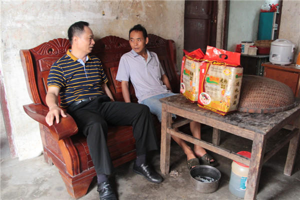 8月12日，梧州市總工會黨組書記、常務副主席梁耀中前往藤縣塘步鎮(zhèn)龍安村定點貧困戶家中，為他們送上慰問品并了解他們的家庭情