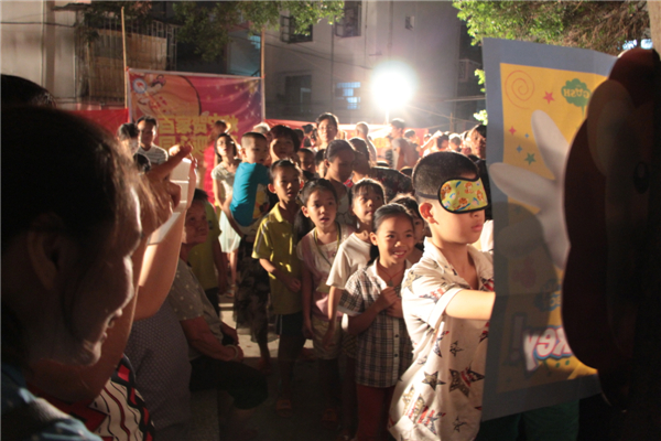 在中秋節(jié)來臨之際，為進一步拓展&ldquo;雙報到&rdquo;活動，踐行&ldquo;兩學一做&rdquo;學習教育，關(guān)愛社區(qū)職工群眾，營造歡樂祥和的節(jié)日氛圍，梧州市