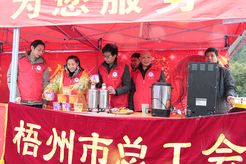 梧州市總暖流愛心服務(wù)隊(duì)今天啟動(dòng)啦！(圖文)