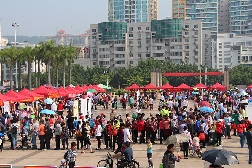 市總工會(huì)舉辦慶五一“中國(guó)夢(mèng)，勞動(dòng)美”服務(wù)職工廣場(chǎng)活動(dòng)(圖文)