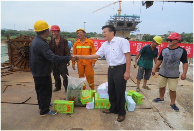 藤縣人大副主任、總工會(huì)主席陳淼東在衫花根大橋建設(shè)工地開(kāi)展&ldquo;夏送清涼&rdquo;慰問(wèn)活動(dòng).jpg