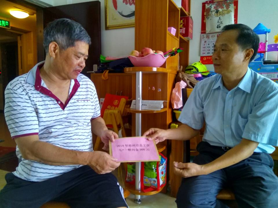 “七一”慰問(wèn)困難黨員 組織關(guān)懷暖人心