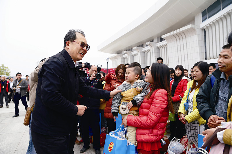 王躍飛在梧州迎接在粵務(wù)工返鄉(xiāng)農(nóng)民工