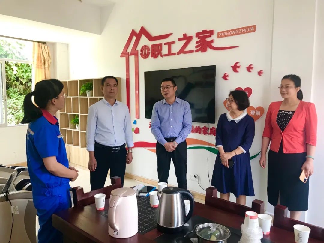 廣西工人報(bào)社到我市開展“走基層——記者在一線”活動(dòng)