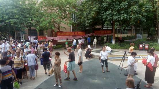 2021年9月17日市總工會(huì)聯(lián)合職工燈謎協(xié)會(huì)來到藍(lán)天港灣小區(qū)舉辦&ldquo;我們的節(jié)日.中秋&rdquo;燈謎展猜及詩(shī)詞協(xié)會(huì)進(jìn)機(jī)關(guān)、社區(qū)、家庭宣傳活動(dòng)4