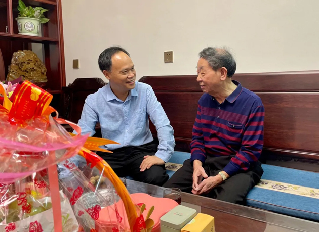 秋意濃，情意真，重陽慰問暖人心