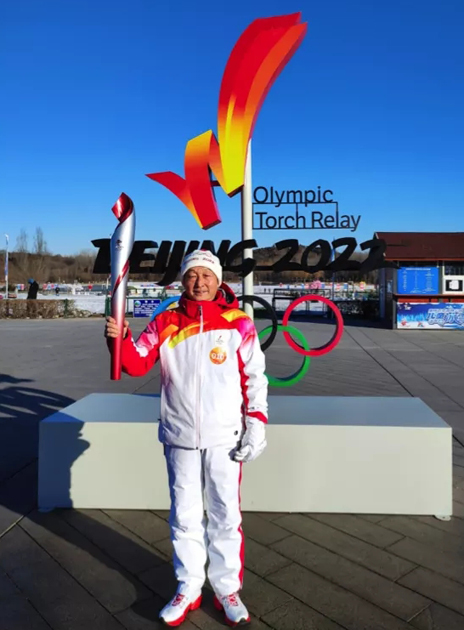 全國(guó)勞模許振超亮相開幕式傳遞國(guó)旗：“傳遞的是中國(guó)人對(duì)祖國(guó)的熱愛”