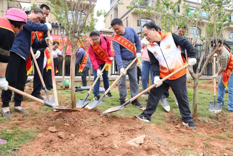 弘揚(yáng)勞模精神、勞動精神、工匠精神！梧州勞模工匠義務(wù)植樹迎“五一”