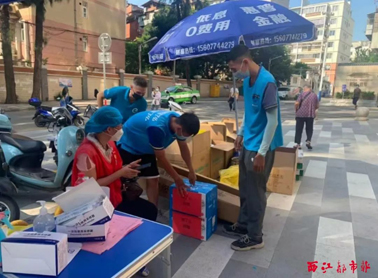 【職工抗“疫”剪影】⑤送餐、送菜、送藥、送米油……疫情期間奔走在物資配送一線的外賣小哥