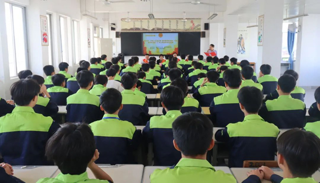 勞模精神進校園丨梧州市總工會“雙進”活動走進廣西工商技師學院