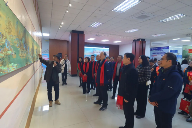 長(zhǎng)卷畫(huà)《萬(wàn)里茶船古道圖》在市職工之家展出引起轟動(dòng)