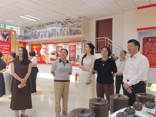 中國曲藝家協(xié)會專家組走進職工之家參觀“潘楚華藝術事業(yè)主題檔案展”