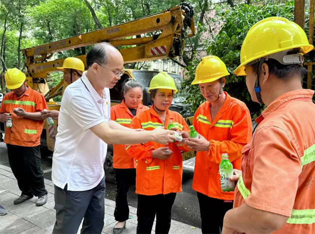 清涼驅(qū)暑熱，關(guān)懷沁人心丨梧州市總工會與愛心企業(yè)為艱苦崗位一線職工送清涼
