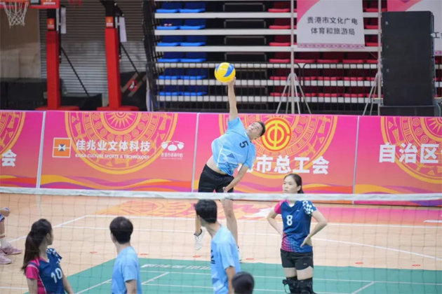 “永遠(yuǎn)跟黨走 奮進(jìn)新征程”第二屆全區(qū)職工運動會昨天拉開帷幕 激烈比賽進(jìn)行中