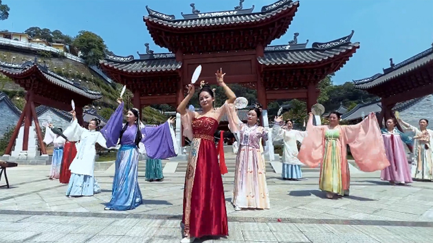 聽，梧州學(xué)院的教職工演繹《禮儀之邦》向祖國73周年華誕獻禮