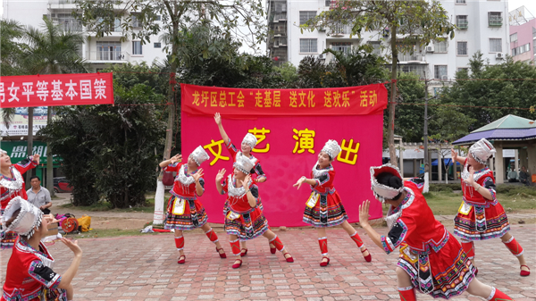 為豐富廣大職工群眾的精神文化生活，營造歡樂祥和的節(jié)日氣氛，2015年春節(jié)期間龍圩區(qū)總工會深入開展&ldquo;走基層 送文化 送歡樂