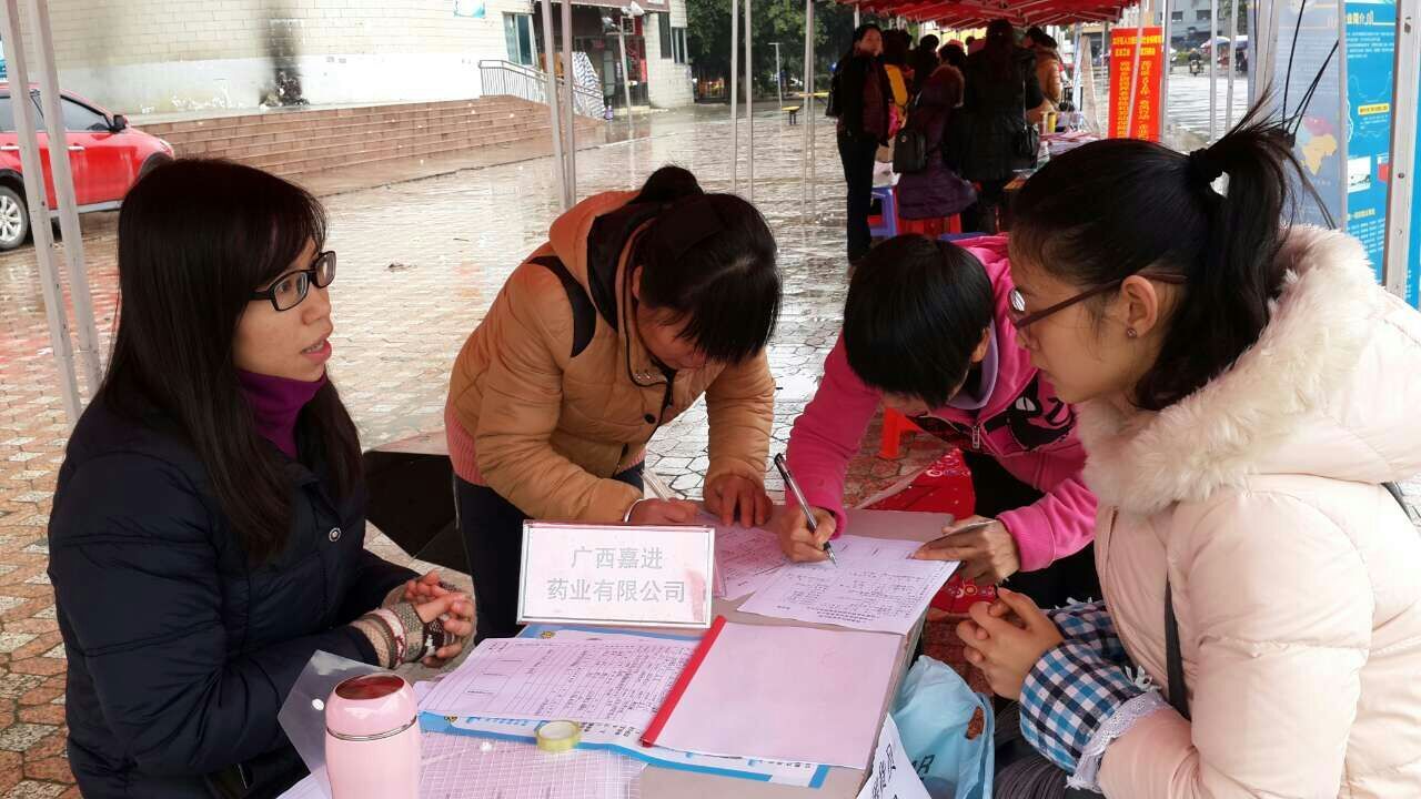 現(xiàn)場(chǎng)簽合同  （潘品秀攝）.jpg