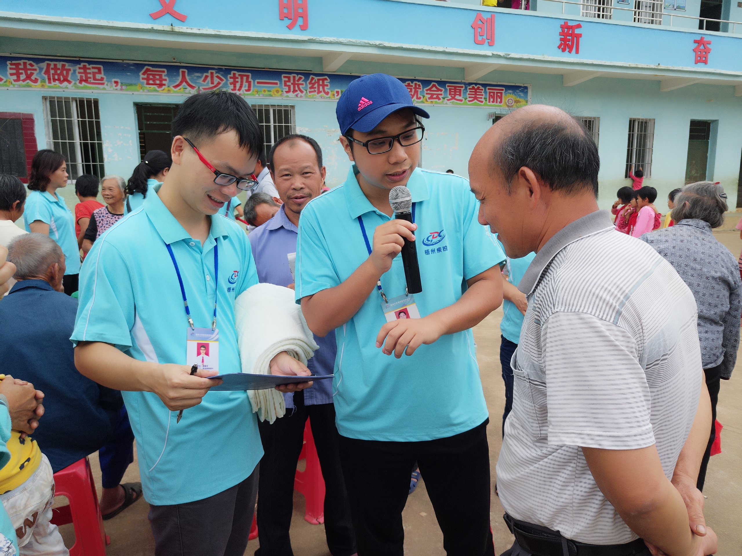 2016年10月14日市疾控中心工作人員在進(jìn)行有獎問答環(huán)節(jié)，與村民們互動。（陸紅玉  攝）.jpg