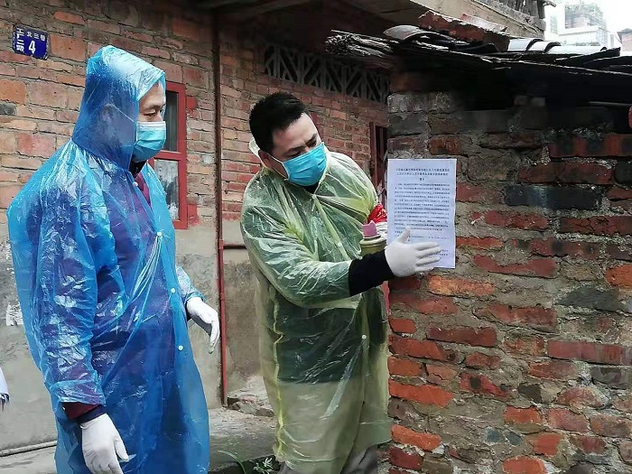 圖3.2月4日，萬秀區(qū)總工會(huì)主席莫培燁到龍骨社區(qū)協(xié)助開展疫情防控核查和宣傳工作.jpg