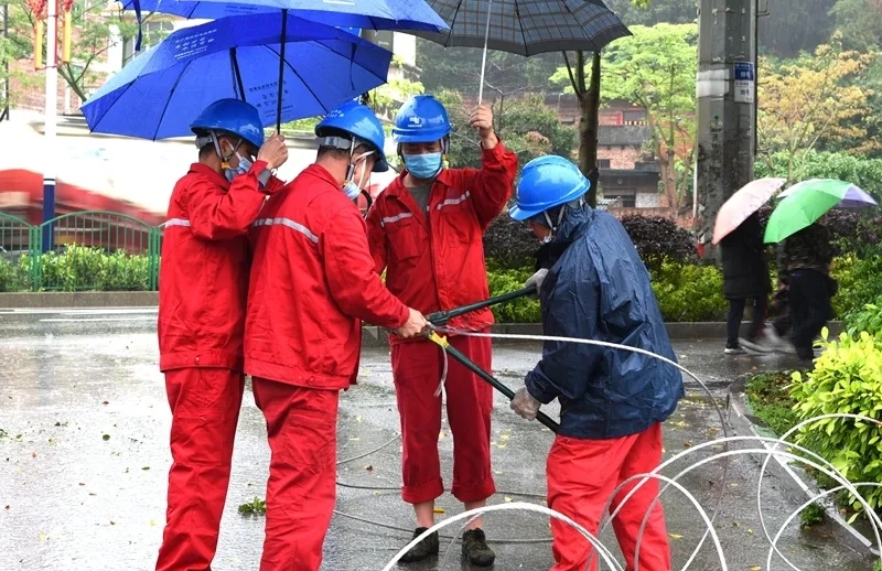  南方電網廣西新電力投資集團蒼梧縣公冒雨搶修線路