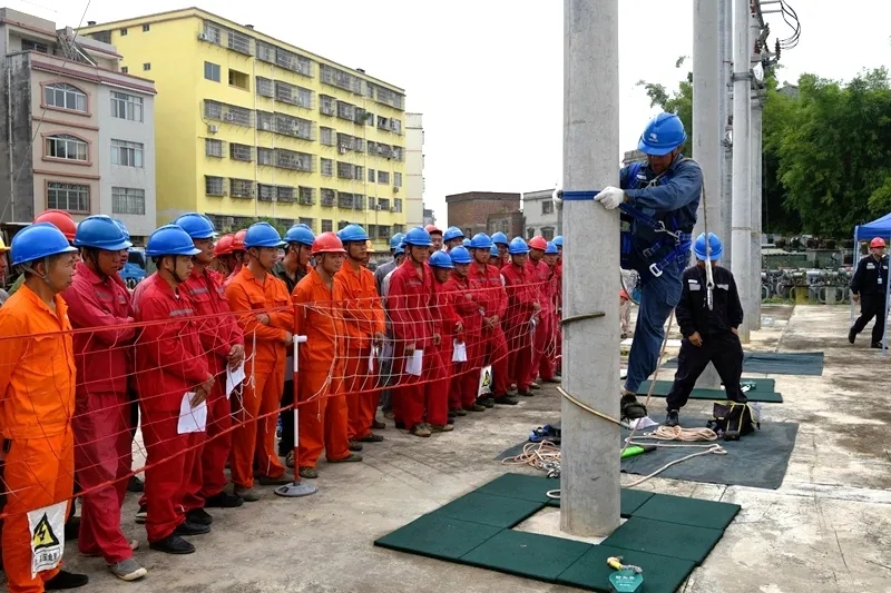 南方電網(wǎng)廣西新電力集團梧州供電公司組織外包施工隊開展 “保命”技能培訓