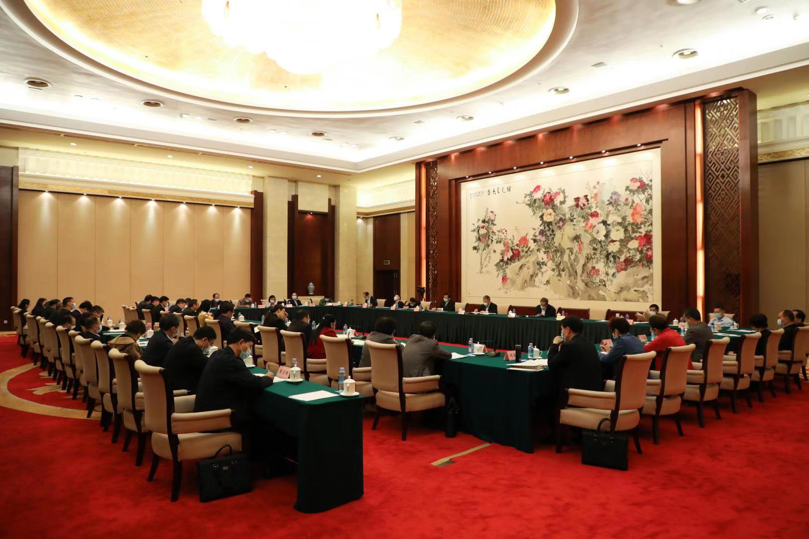 自治區(qū)政協十二屆四次會議召開期間，工會界別委員結合工作實際，積極建言獻策——