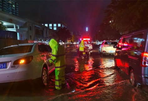 【致敬勞動(dòng)者】暴雨來襲 他們晝夜奮戰(zhàn)護(hù)平安