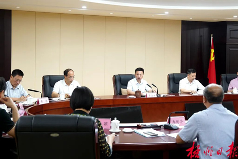 以戰(zhàn)斗姿態(tài)科學(xué)應(yīng)對(duì)汛情 與時(shí)間賽跑筑牢安全屏障丨蔣連生主持召開市防汛抗洪總指揮部第一次會(huì)議