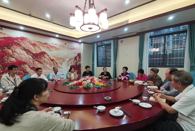 喜迎重陽佳節(jié) 共話工會發(fā)展　龍圩區(qū)總工會召開重陽節(jié)茶話會