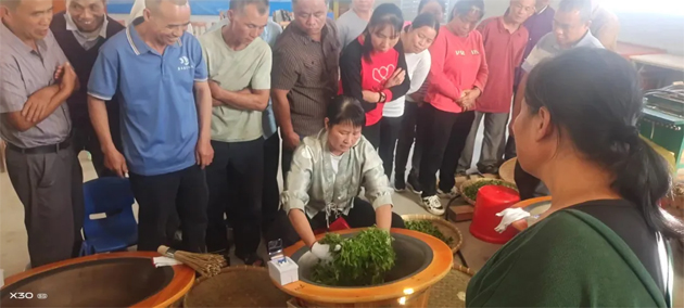 蒙山縣總工會舉辦“送培創(chuàng)工程”手工制作炒茶技能培訓(xùn)班