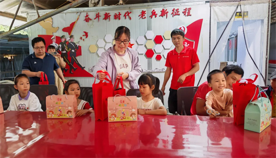 藤縣總工會開展“六一暖童心 關(guān)愛護(hù)成長”系列慰問活動，為300余名特殊群體兒童送溫暖