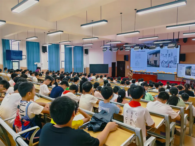 廣西五一勞動(dòng)獎(jiǎng)?wù)芦@得者冼友蕓到蒼梧第一實(shí)驗(yàn)小學(xué)開(kāi)展主題宣講活動(dòng)