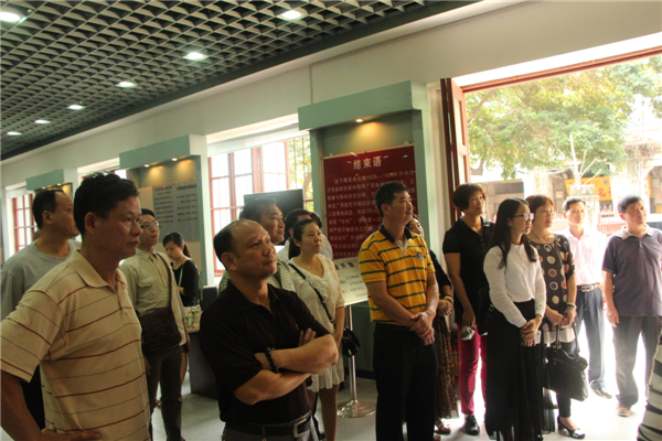 為踐行社會主義核心價值觀，進一步弘揚優(yōu)秀傳統(tǒng)文化，引領(lǐng)全市廣大職工群眾文明祭祖，文明追思。4月3日梧州市總工會組織干部職